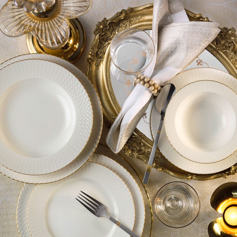 Vaisselle blanche accents dorés