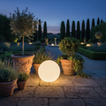 Lampe sphérique Sfera dans un jardin italien